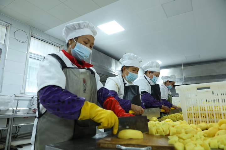 劍河縣城關第五小學學生食堂工作人員正在加工食材 。（楊菊梅攝） .JPG