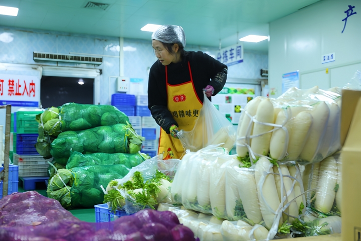 劍河縣糧食購銷有限公司放心糧油配送中心工作人員正在分揀蔬菜。（楊菊梅攝） (3).jpg