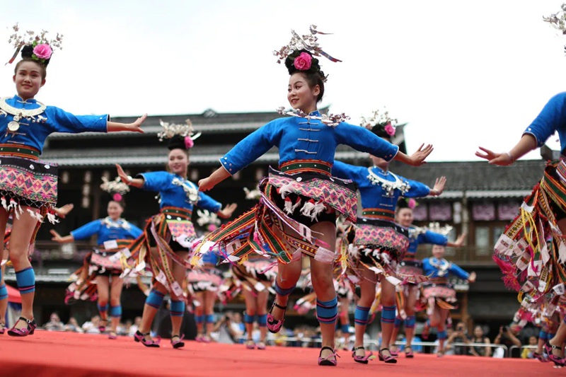 苗族錦雞舞。