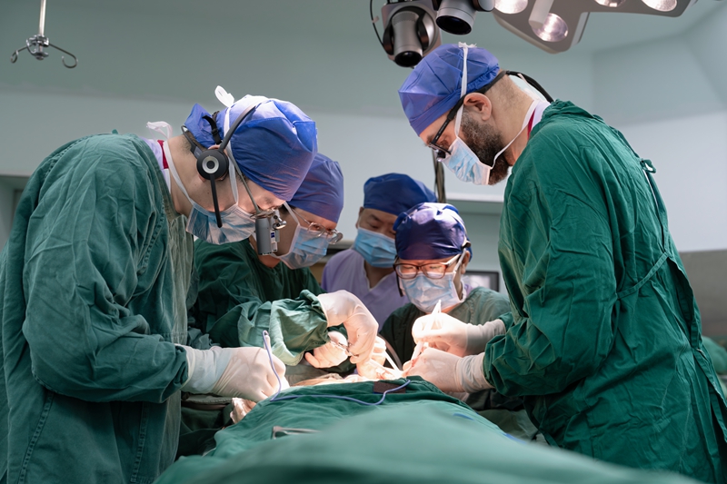 手術在緊張進行中。貴醫附院供圖