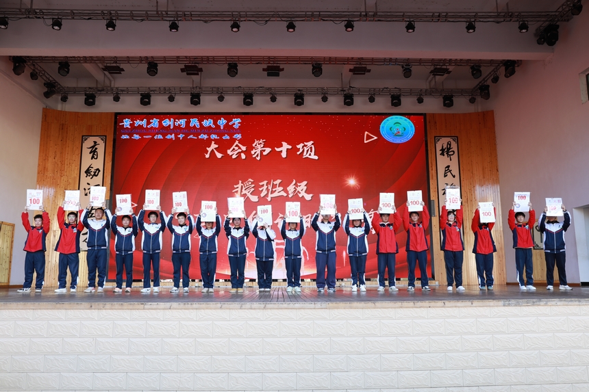 班級代表領取“百日倒計時”牌。潘文攝