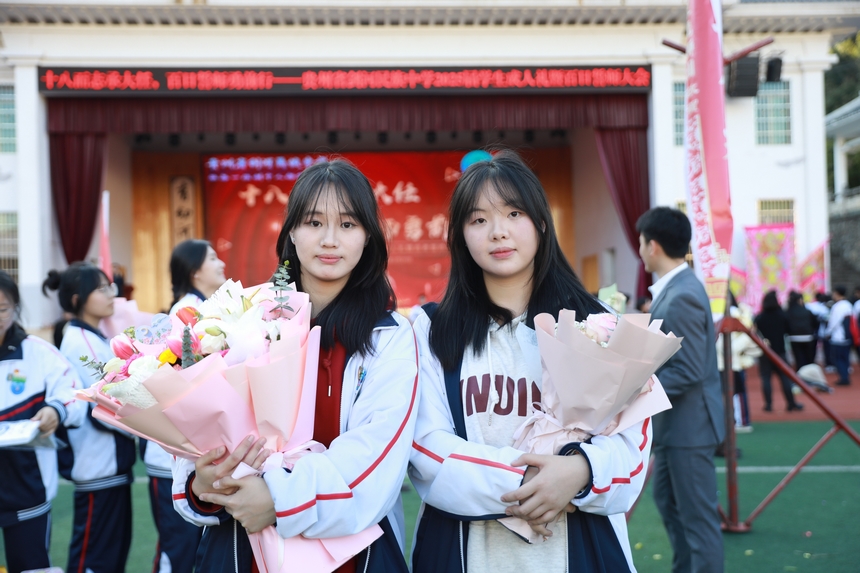 學生參加高考百日誓師大會。潘文攝