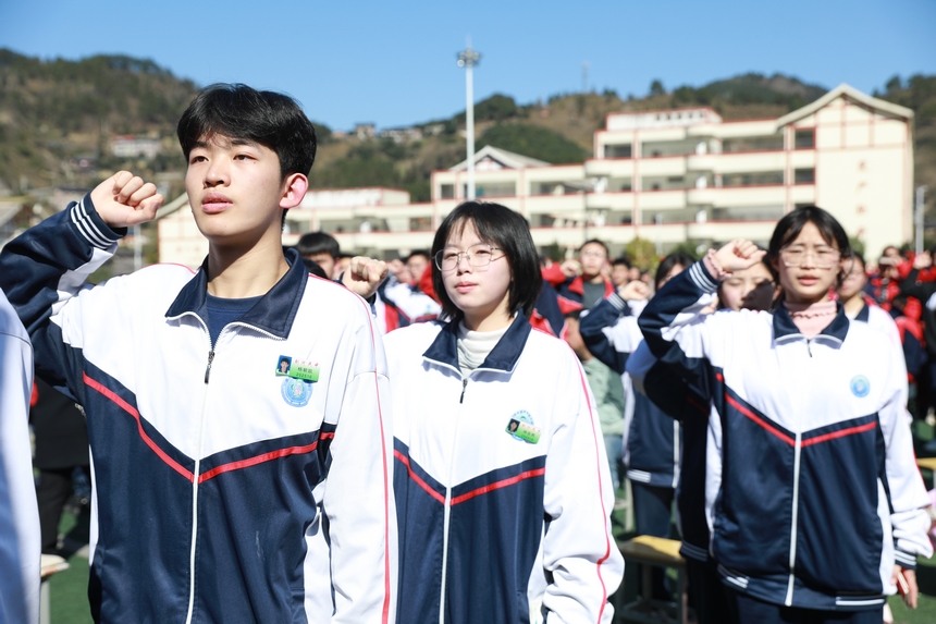 學生們正在宣誓。潘文攝 