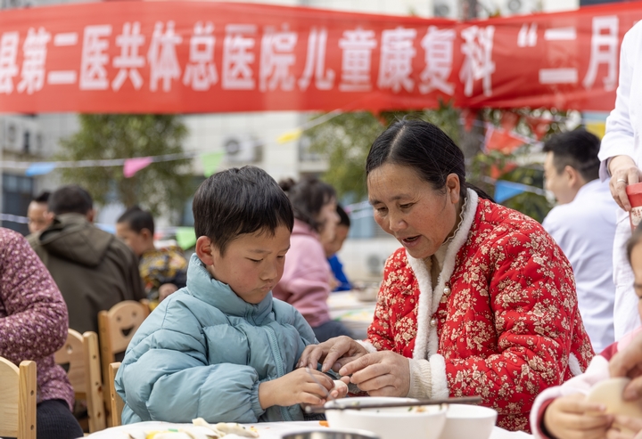 2025年2月28日，貴州省黔東南苗族侗族自治州施秉縣第二醫共體總醫院兒童康復科，家長在指導孩子包餃子。（磨桂賓 攝）.jpg