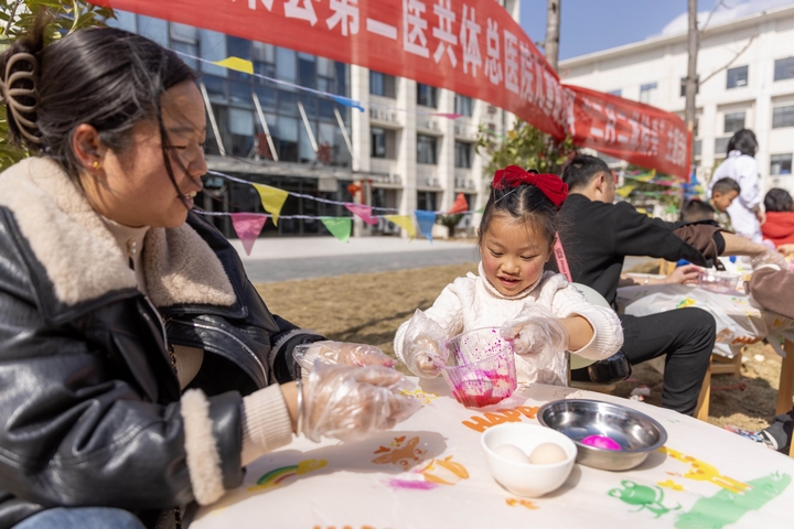 2025年2月28日，貴州省黔東南苗族侗族自治州施秉縣第二醫共體總醫院兒童康復科，家長在指導孩子染紅蛋。（磨桂賓 攝） (2).jpg
