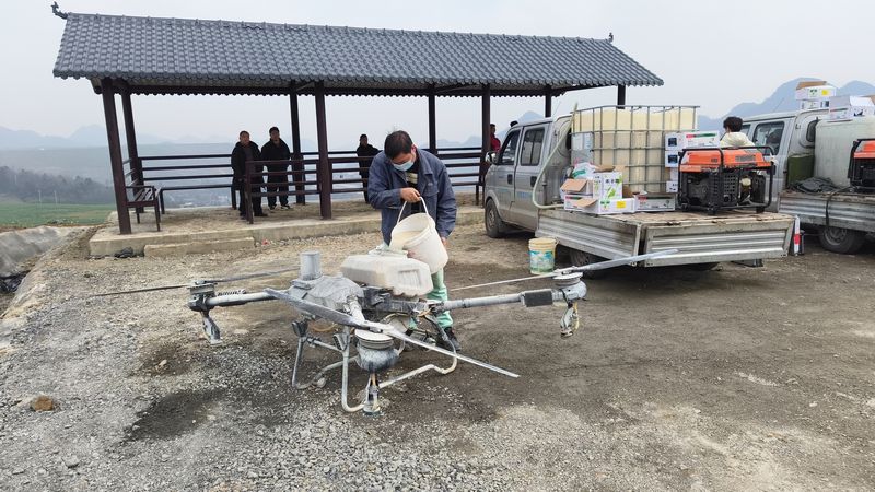 工作人員正在為無人機噴灑作業做準備工作。蔡昀攝