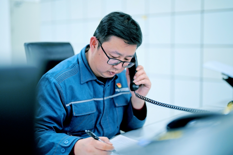 周敬余線上給同事解疑。陳濤攝