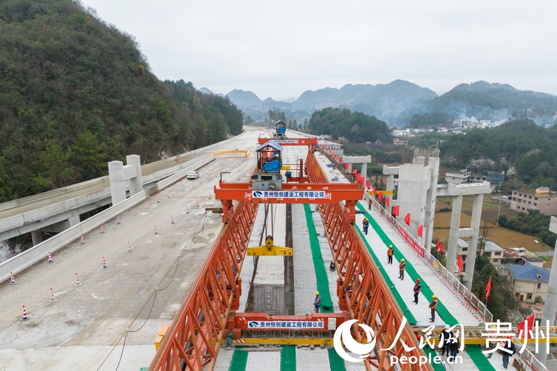 貴安高速擴容項目朱昌特大橋施工現場。人民網記者涂敏攝