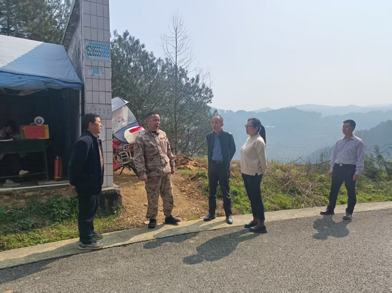 縣人武部鐘毅政委到米坪鄉督導森林防火工作。吳小龍攝