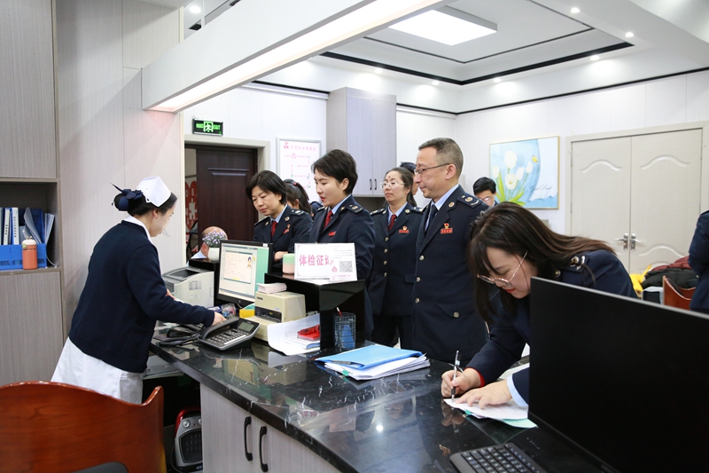 黔東南州稅務局干部爭相報名獻血現場。