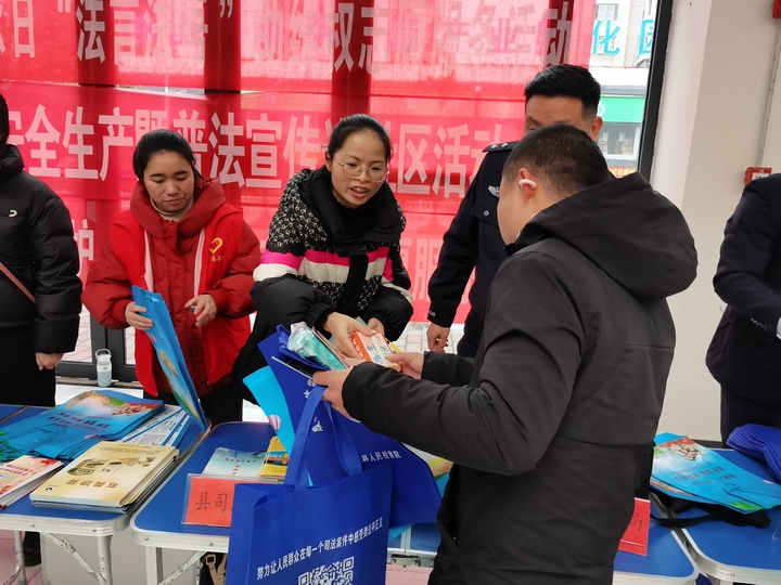 縣司法局宣傳工作人員向群眾宣傳未成年人保護法律法規。