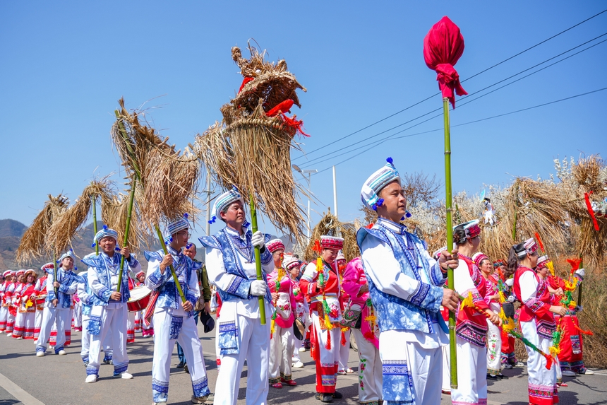 民族同胞在厙東關鄉觀光步道巡游表演。 