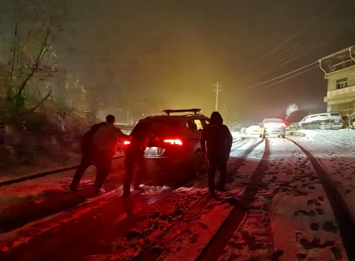 民警們主動上前幫忙，推車助力，幫助車輛順利通行。