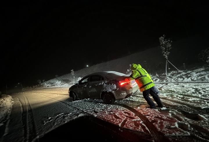 民警主動上前幫忙推車。