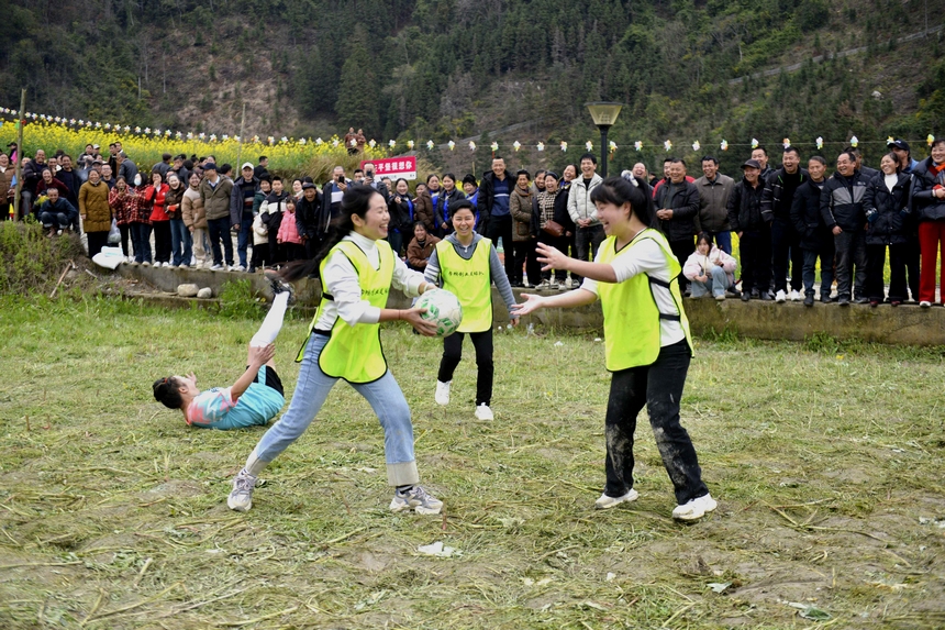 村民在榕江縣寨蒿鎮平堡村參加“嬢嬢團趣味足球”活動。