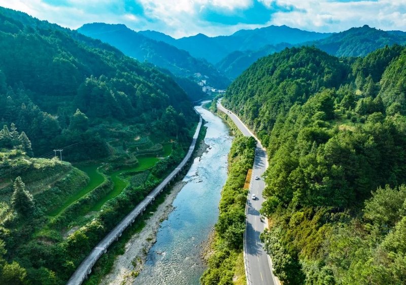 243國道凱里市寨瓦路段。