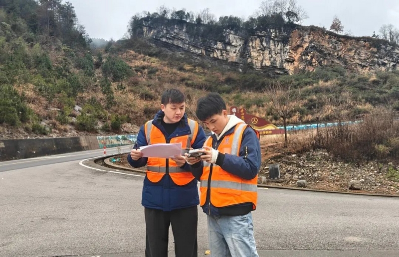 巡查人員用無人機進行地質災害排查。