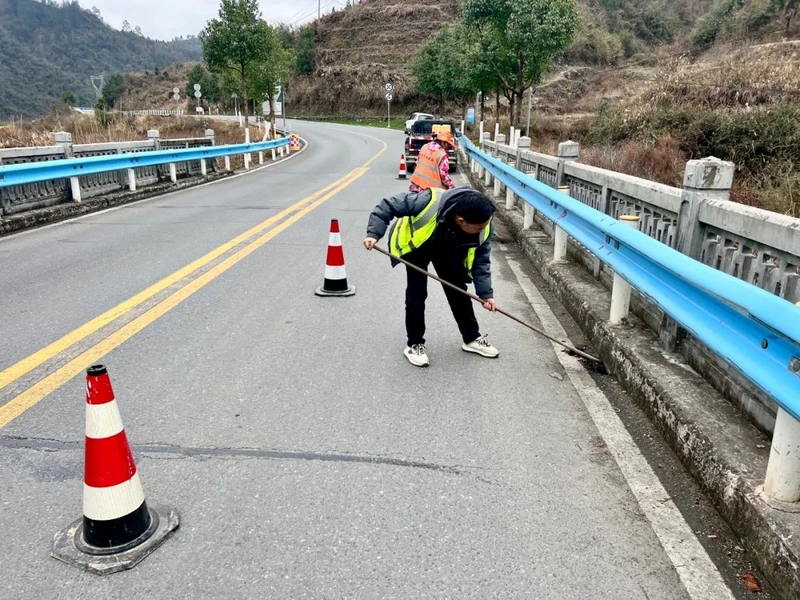 養護人員疏通橋梁泄水孔。