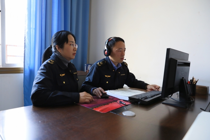 在劍河縣市場監督管理局革東分局，工作人員正在和申請人開展線上”云勘驗“核查。 (12).jpg