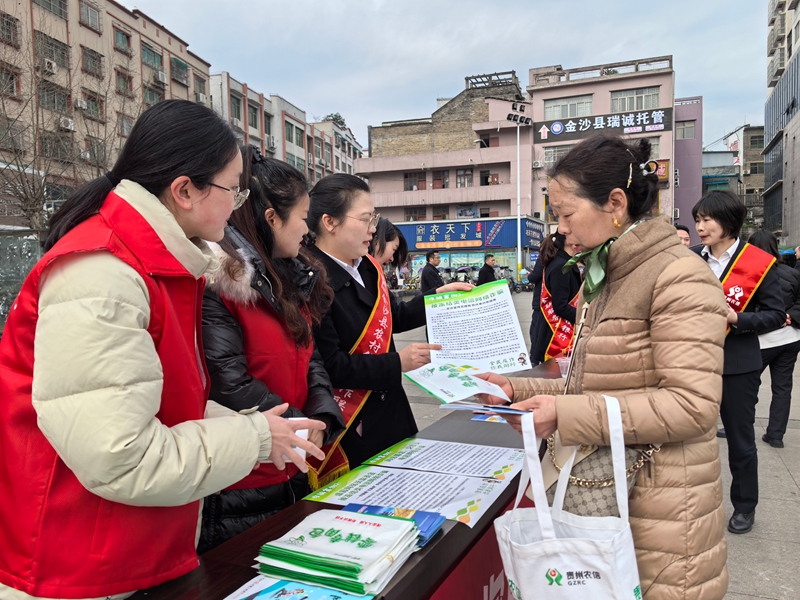 工作人員們向群眾講解電信網絡詐騙相關知識。