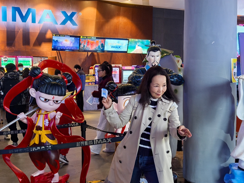 臺灣游客在越界影城打卡留念。
