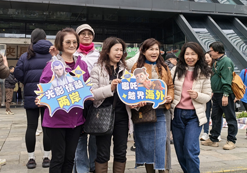 臺灣游客在越界影城打卡留念。