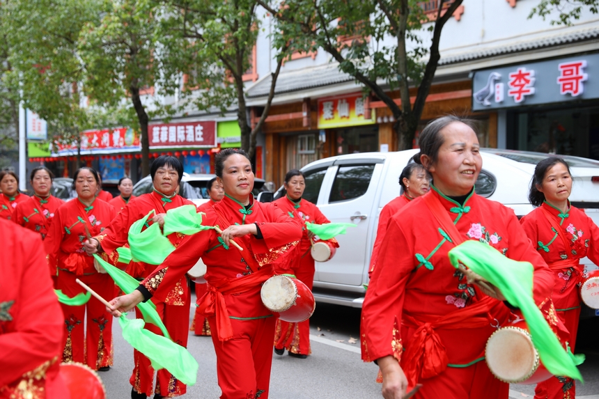 劍河縣群眾打起腰鼓歡送新兵。楊菊梅攝
