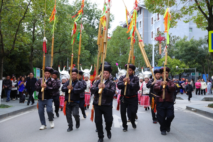劍河縣群眾身穿盛裝吹起蘆笙歡送新兵。楊菊梅攝 