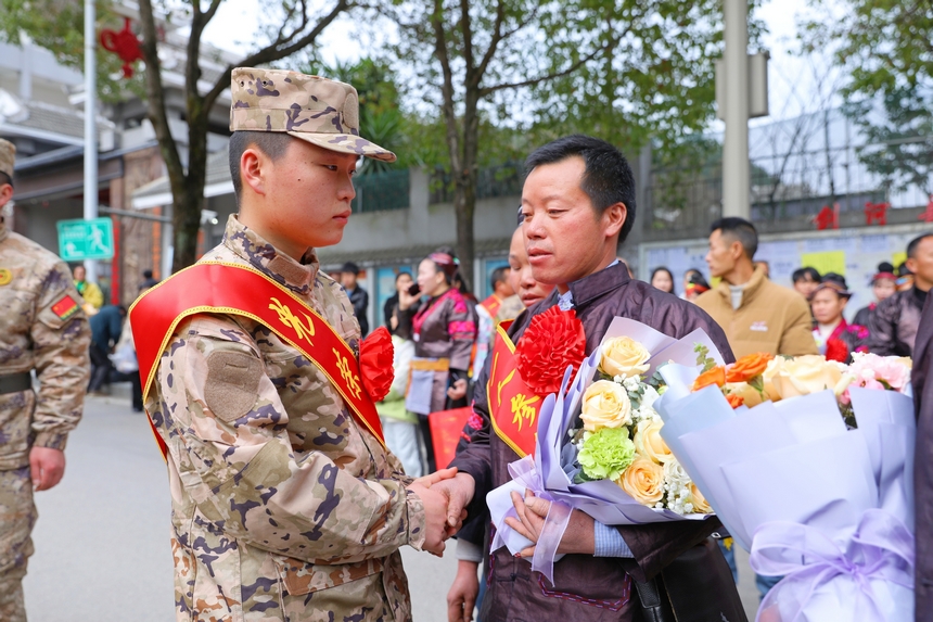 新兵與家屬道別。楊菊梅攝 
