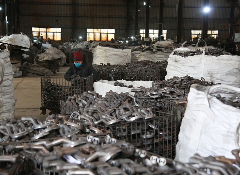 工人在赫章縣力盛鑄造有限公司生產線上忙碌。