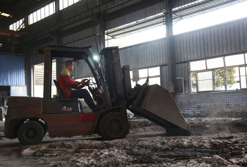 工人在赫章縣力盛鑄造有限公司生產線上忙碌。