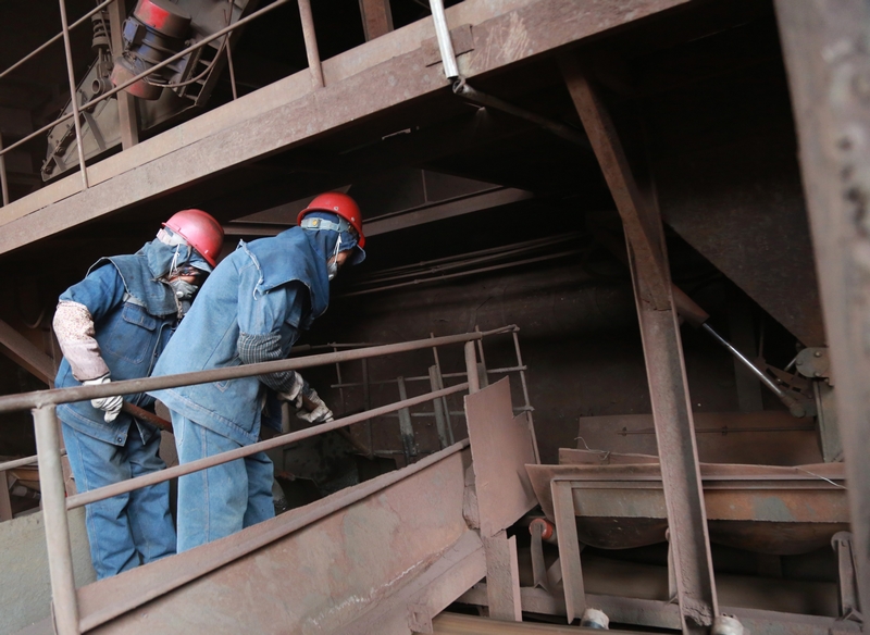 工人在赫章蜀漢金屬制品有限公司上作業。