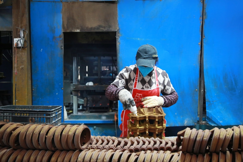 工人在赫章縣力盛鑄造有限公司生產線上忙碌。