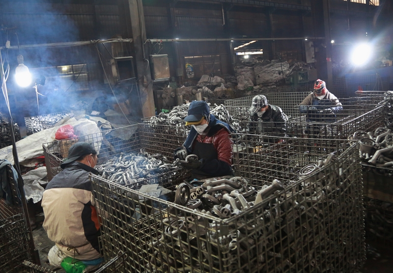 工人在赫章縣力盛鑄造有限公司生產線上忙碌。