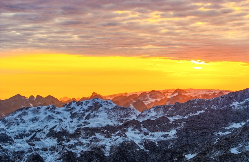 3月19日，在貴州省畢節市赫章縣阿西里西·韭菜坪景區拍攝的雪景日出景觀。張榮升攝