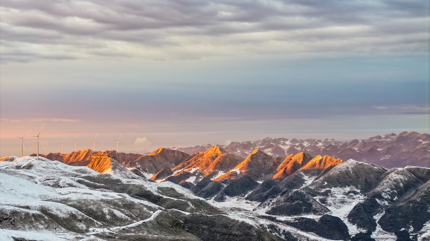 3月19日，在貴州省畢節市赫章縣阿西里西·韭菜坪景區拍攝的雪景日出景觀。張榮升攝