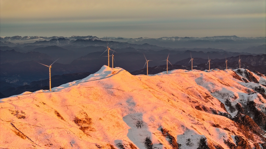 3月19日，在貴州省畢節市赫章縣阿西里西·韭菜坪景區拍攝的雪景日出景觀。張榮升攝