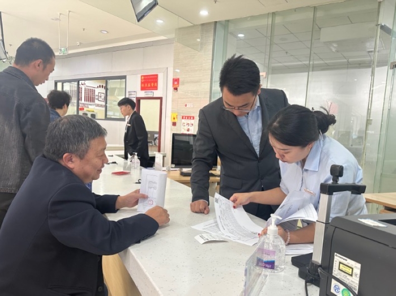 金沙縣政務服務中心窗口工作人員熱情接待前來辦事的群眾。