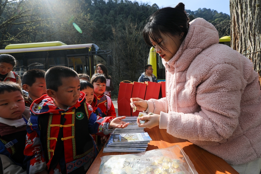 2025年3月19日，小朋友在貴州梵凈山國家級自然保護區黔金絲猴研究中心參加自然教育活動。