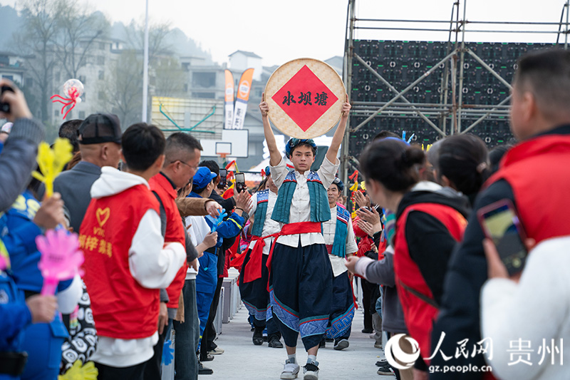 2025年桐梓“村晚”現場。人民網 陽茜攝