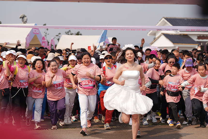 參賽者起跑。王平亮攝