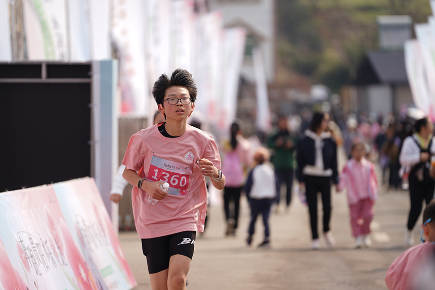 運動員即將抵達終點。王平亮攝