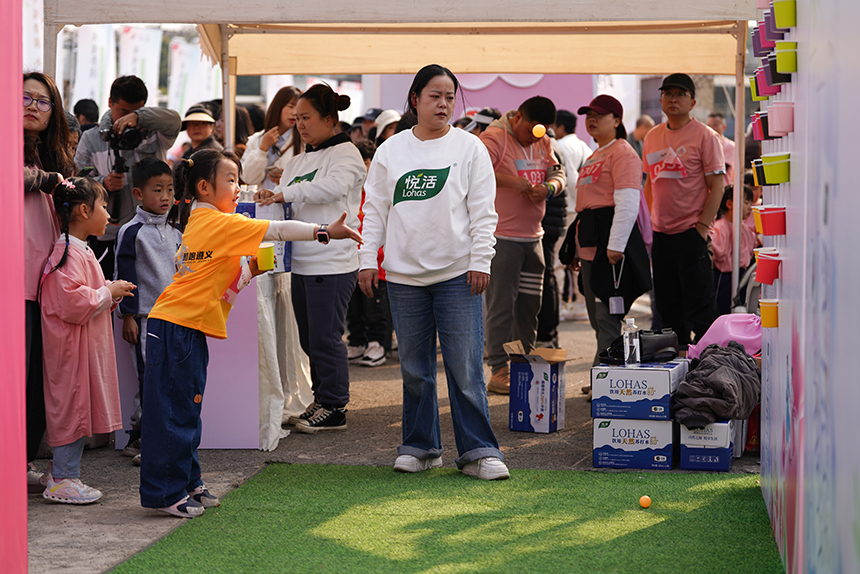主會場內參賽者參與現場游戲。 王平亮攝
