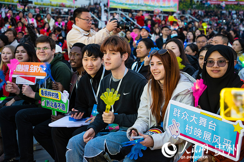 外國友人集體點贊桐梓“村晚”。人民網 陽茜攝