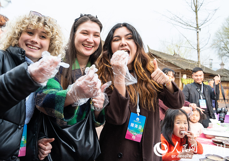 外國留學生體驗打糍粑并品嘗。人民網 陽茜攝
