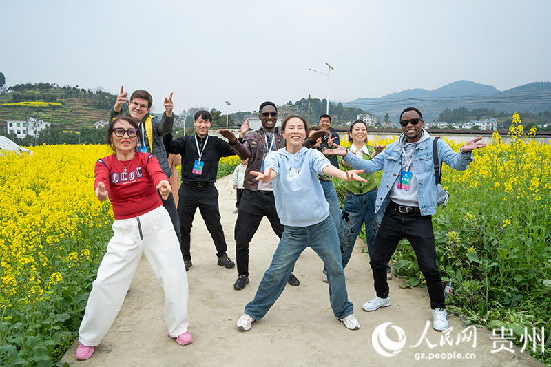 外國友人與游客在花田里合影。人民網 陽茜攝
