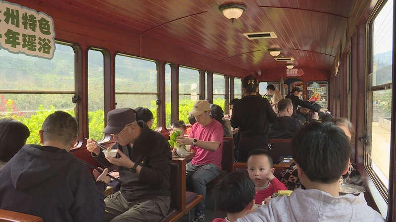 修文桃源河景區“熱辣火鍋專線”解鎖沉浸式賞花新體驗。趙益梅攝