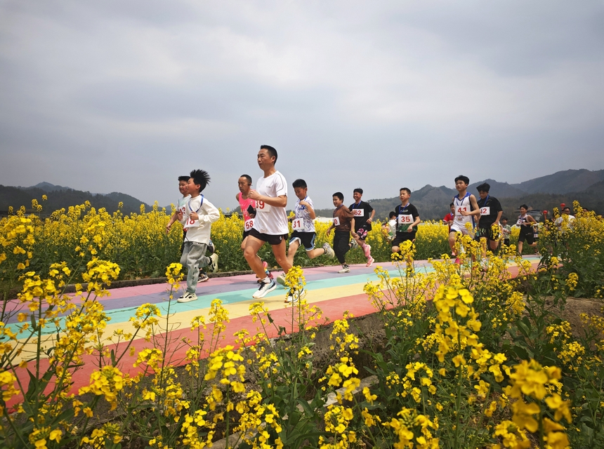 趣味村跑活動現場。楊家孟攝