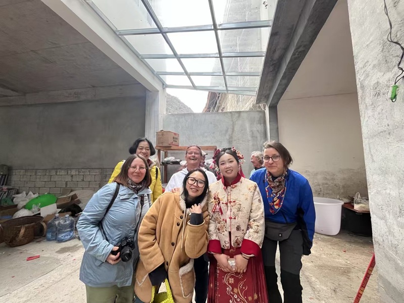 圖為海外游客與當地布依族新人合影留念。莫筆妙攝