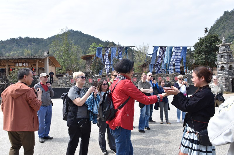 圖為體驗瑤族掌上陀螺。